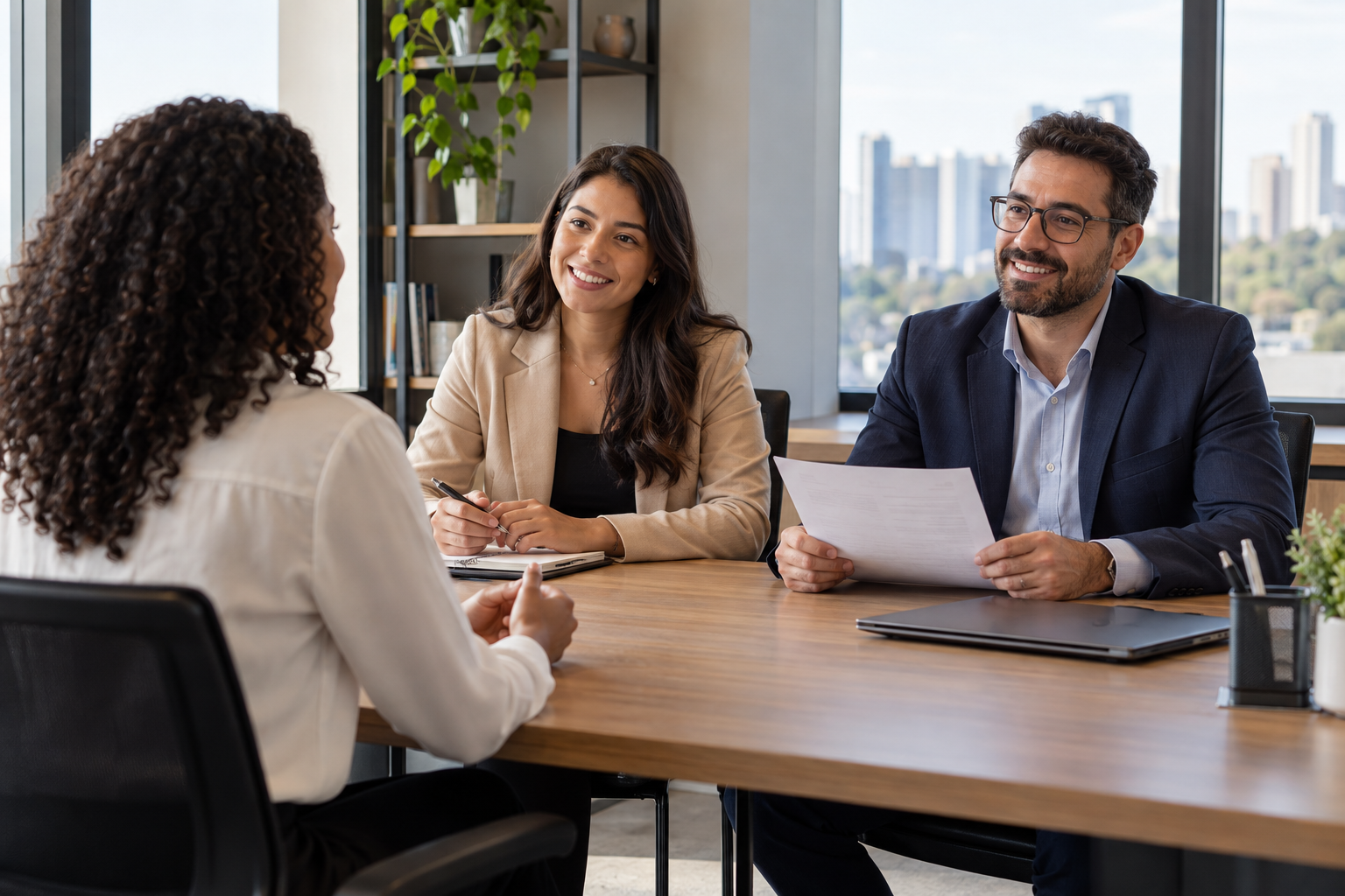 Recrutadores entrevistando um candidato em um escritório